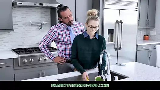 Kızı telefonda seks yaparken yakalandığında üvey baba öfkeli