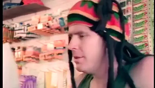 Şehvetli erkek delisi orta yaşlı seksi kadın kremsi yüze boşalmadan önce sert sikişiyor