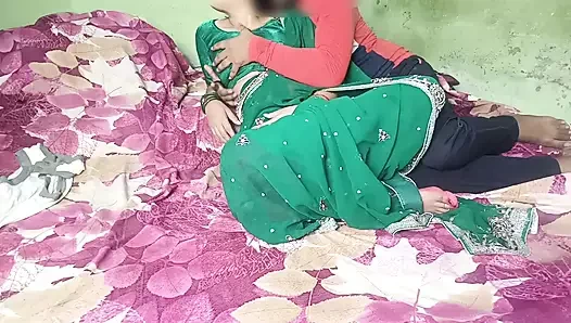 Hintli köylü kız kayınbiraderi ile sıkı amcığını sikiyor