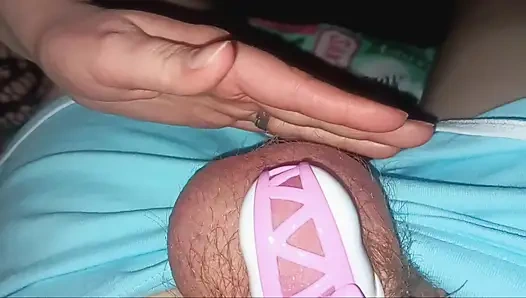 Güzel pembe kurdeleli bekaret kemeri içinde kocasıyla oynuyor.