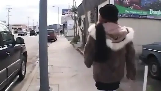 Dalgalı saçlı sürtük bacaklarını açıyor ve zevkle alıyor