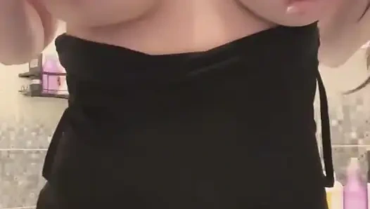 Büyük memeli genç üvey anne banyoda dildoyla sikişiyor