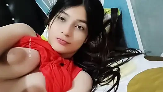 Eşcinsel bir arkadaşımı baştan çıkarıyorum, yarağı sertleşiyor ve küçük amcığımı sikiyor