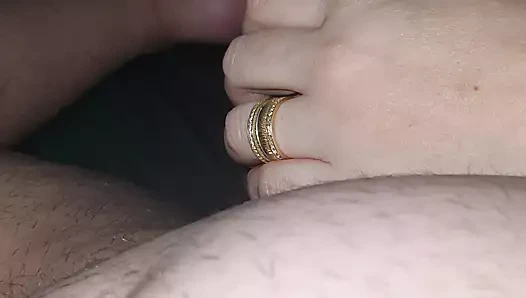 Üvey anne battaniyenin altında üvey oğlunun yarağına dokunuyor ve yarağını elle muamele çekiyor