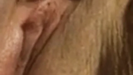 İri güzel kadın kendini sikiyor