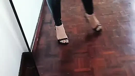 Deri pantolon ve stilettos