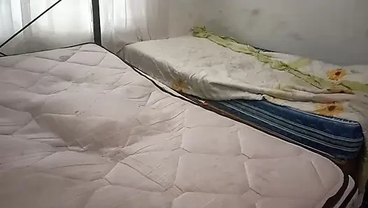 Seksi üvey anne yatak odasını tangayla temiziyor ve üvey oğlu için kendini filme alıyor