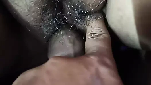 Bengalli ev hanımı kocasının arkadaşı tarafından sikiliyor