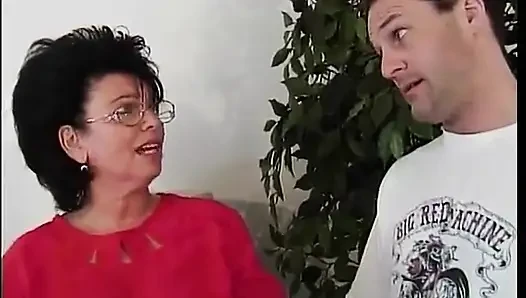 Büyük memeli olgun esmer kırk beşli bayanların tekrar başladıklarını kanıtlıyor