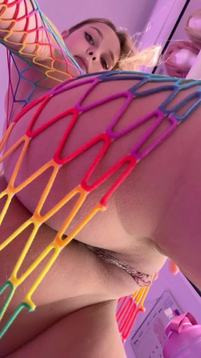 Kamerayı bacaklarımın arasına indiriyorum