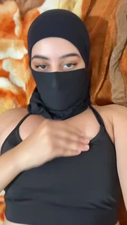 Müslüman tesettürlü sürtüğün özel solosu iyi bir Arap kız gibi göğüslerini çekmesini izliyor