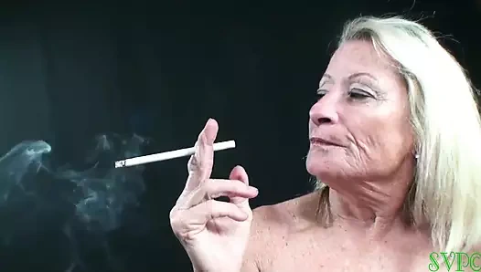 sigara içen iki nine ateşli vücutlarını gösteriyor