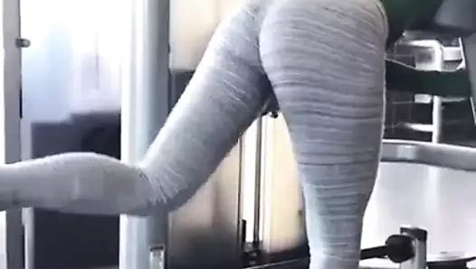 Ragazza con bel culo in palestra xx