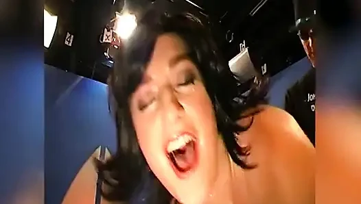 Kızıl Saçlı Iri Güzel Sürtük Acımasız Fışkırtma Çılgınlığına Kadar Amını Ve Götünü Parmaklıyor