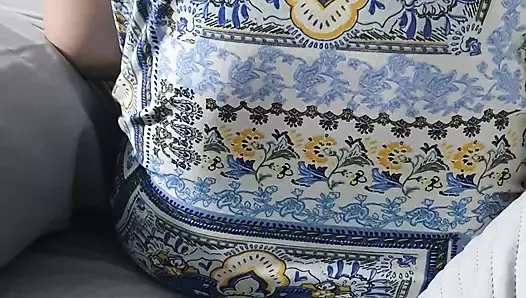 Mini eteğin altında bikinisiz üvey anne üvey oğlunun odasına giriyor