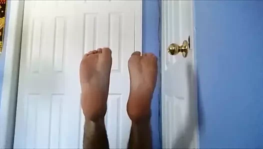 Jogdan sonra terli çoraplar ve erkek ayakları