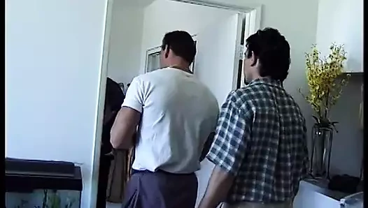 Seksi sarışın civciv iki sert musluklar aldıktan sonra sıcak bir yüz alır