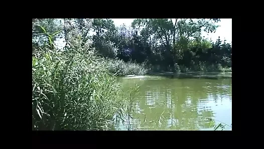 Genç sıska sürtükler açık havada büyük yaraklarla sikiliyor