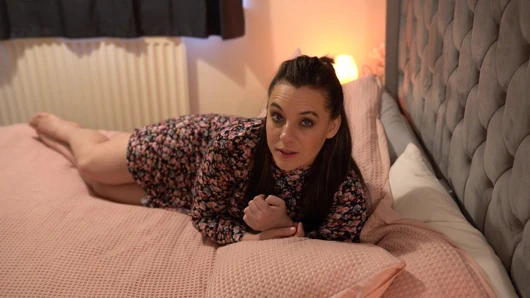 Üvey baba, üvey kızını sınıfı atlarken yakalar - onu susturmak için her şeyi yapar...