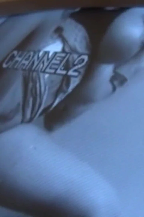 Büyük memeli esmer duvar deliği yarağıyla oynuyor