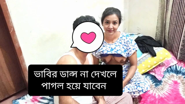 Hintli üniversite öğrencileri randevuya çıkıyor tam romantik ruh hali erkek arkadaşıyla dans ediyor