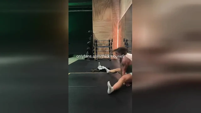 18 yaşındaki kız yoga yaparken yanlışlıkla amını gösteriyor