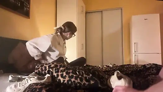 Ayak masajının tadını çıkarıyorum ve o ayakkabılarımı kokluyor