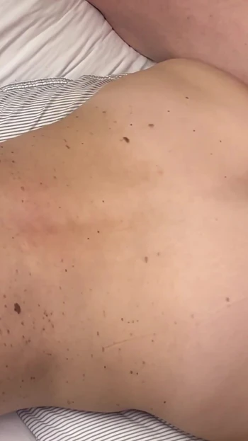 Мощный момент из "Стройная волосатая милфа трахается в миссионерской позе и ничком"