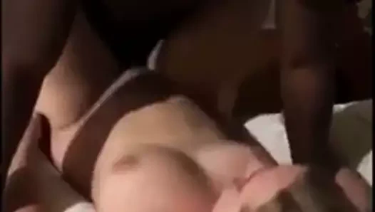 Sıcak beyaz hatun siyah brotha tarafından piledriving alıyor!