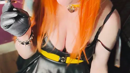 Kızıl saçlı Tina Snua deri elbise ve eldiven giyerek aynı anda 2 sigara içiyor