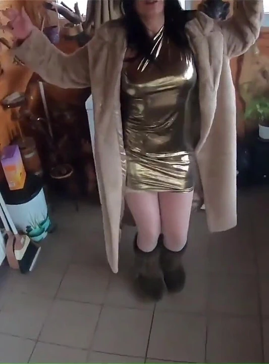 Altın elbise, kürk ve sigara içen kıllı amcık, derin sakso ve buzdolabında sert domaltma