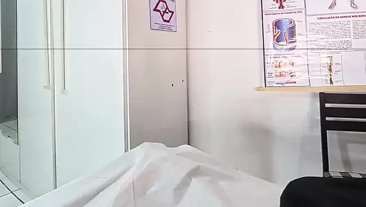 Hemşire priapizmli hastaya katılıyor