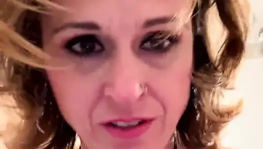 Orta yaşlı seksi kadın kamera önünde