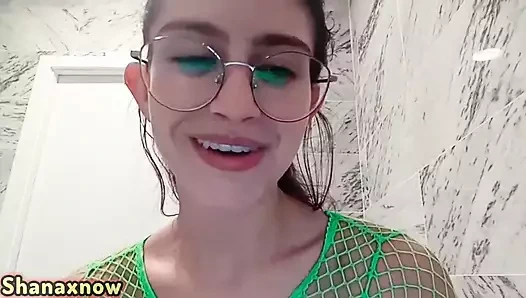 Canlı gösteri sırasında yüksek topuklu ayakkabıyla iki kez sikinin üstüne tükürüyor