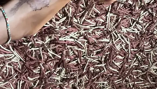 Ateşli zenci bebek ayak masajı bölümü