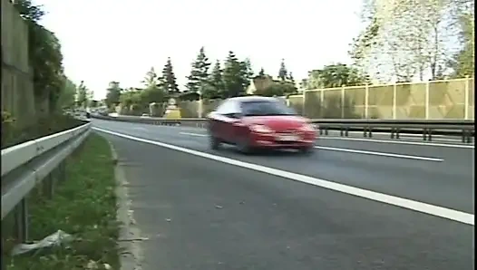 İki güzel sarışın herkesin içinde sikiliyor ve iki büyük yarakla ağzına ve götüne boşalıyor