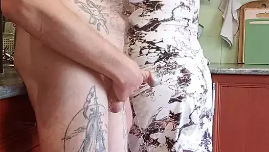 Üvey annem sikimi gördü ve ben boşalana kadar mastürbasyon yapmaya başladı