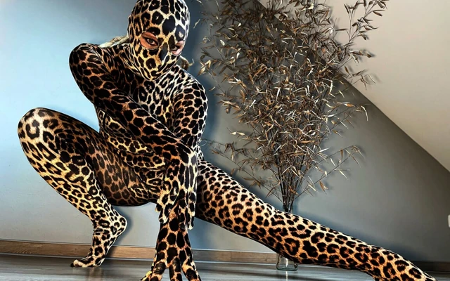 Leopard Zentai Catsuit'te Cadılar Bayramı Ödülleri - Projectfundiary