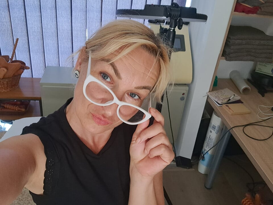 Sıcak anne, erkek arkadaşıyla doggystyle ve cowgirl pozisyonlarında sert seks yapıyor, yoğun orgazmlar yaşıyor