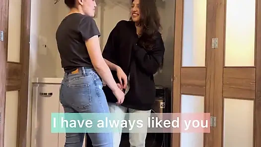 Komşumu çamaşır makinesinde sikiyorum, parmaklarımı ıslak ve dar girişe sokuyorum