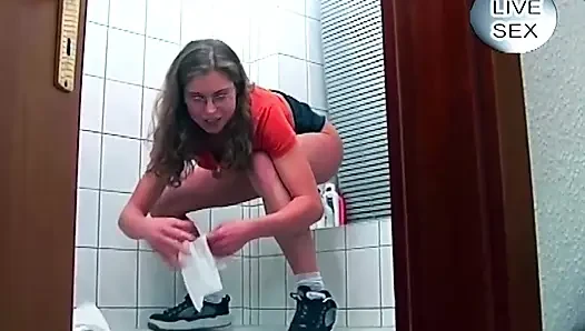 Sarışın ve esmer mavi kanepede sert yarağı paylaşıyor