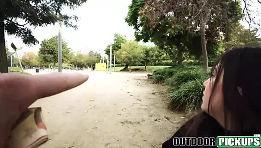 Genç anya krey göt becerdin ve beslenen ile cesaret içinde kamu park