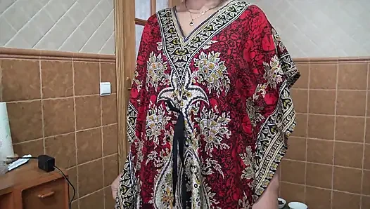 İngiliz Hintli temizlikçi hizmetçi patronunun büyük boşalmasını yutuyor