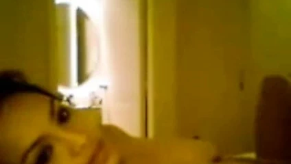 Endonezyalı muhabir sevgilisiyle eğleniyor