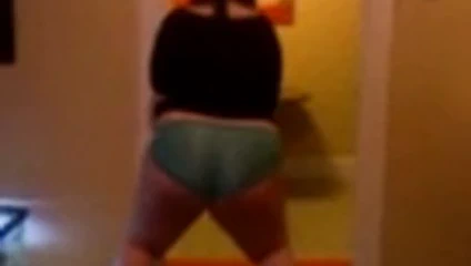 Yavaş çekim iri güzel kadın twerk