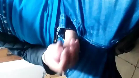 Ateşli sarışın özensiz footjob verir ve kendini parmaklar – gerçek üvey kızkardeş