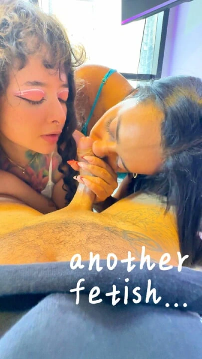 İki vixens ile 10 dakikalık yarak koklama fetişi fiesta