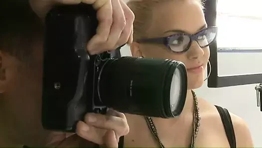 Britney iri göğüslü ve açık saçlı bir fahişe