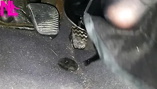 Siyah deri yüksek topuklu çizmelerimi pedalla pompalıyor ve açma