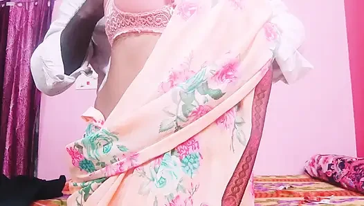 Hintli güzel sari yenge terziyi sikiyor, Telugu edepsizce konuşuyor. Tailor Sex.